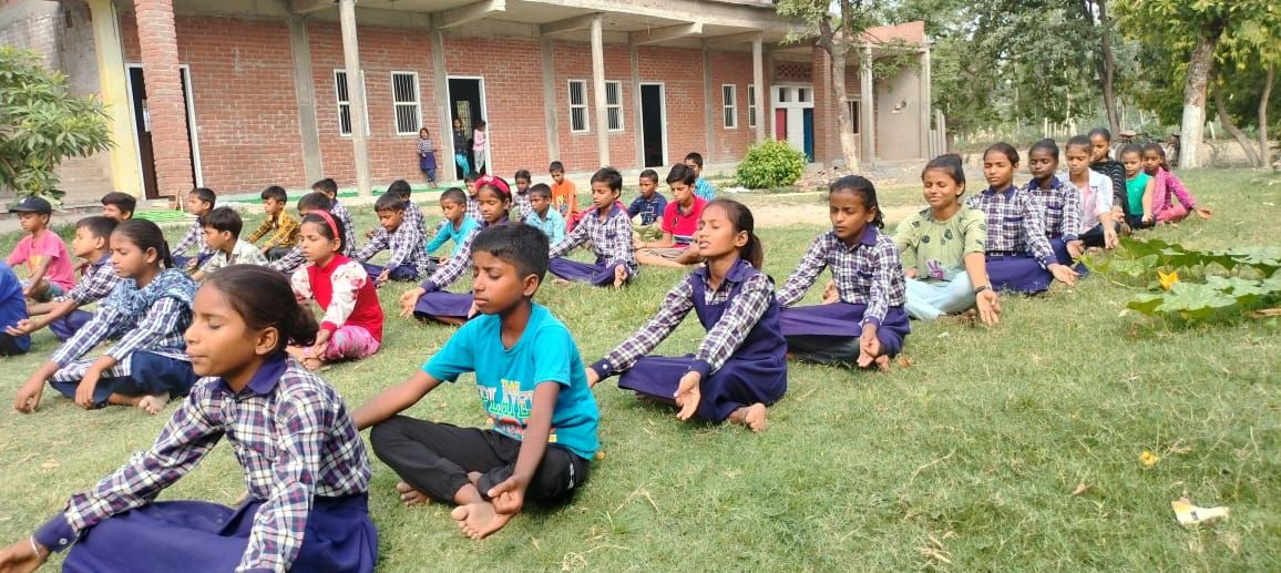अंतर्राष्ट्रीय योग दिवस पर अतुल्य विकास फाउंडेशन ने आयोजित किया योग शिविर, बच्चों को बताया योग का महत्व