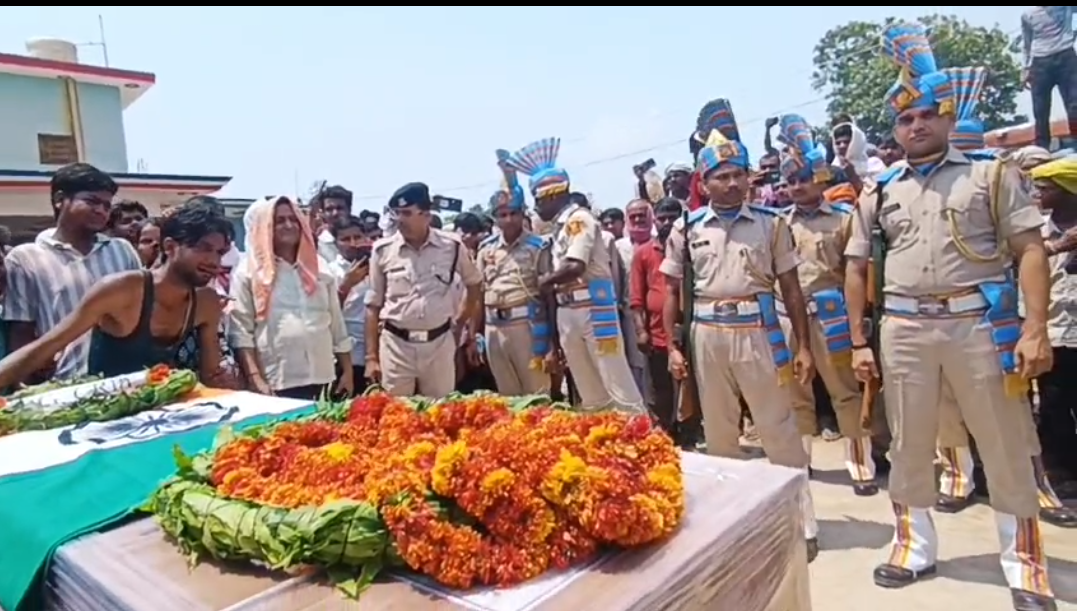 ट्रेनिंग के दौरान हार्टअटैक से सीआरपीएफ हवलदार का निधन, सैनिक सम्मान के साथ दी गई अंतिम विदाई 