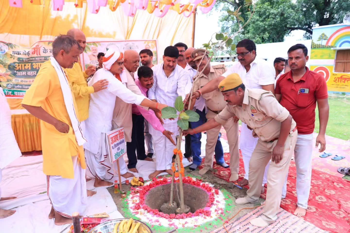  परसपुर में वन महोत्सव पर भव्य वृक्षारोपण, विधायक अजय सिंह ने वैदिक मंत्रोच्चारण के उपरांत भूमि पूजन कर किया पौधारोपण
