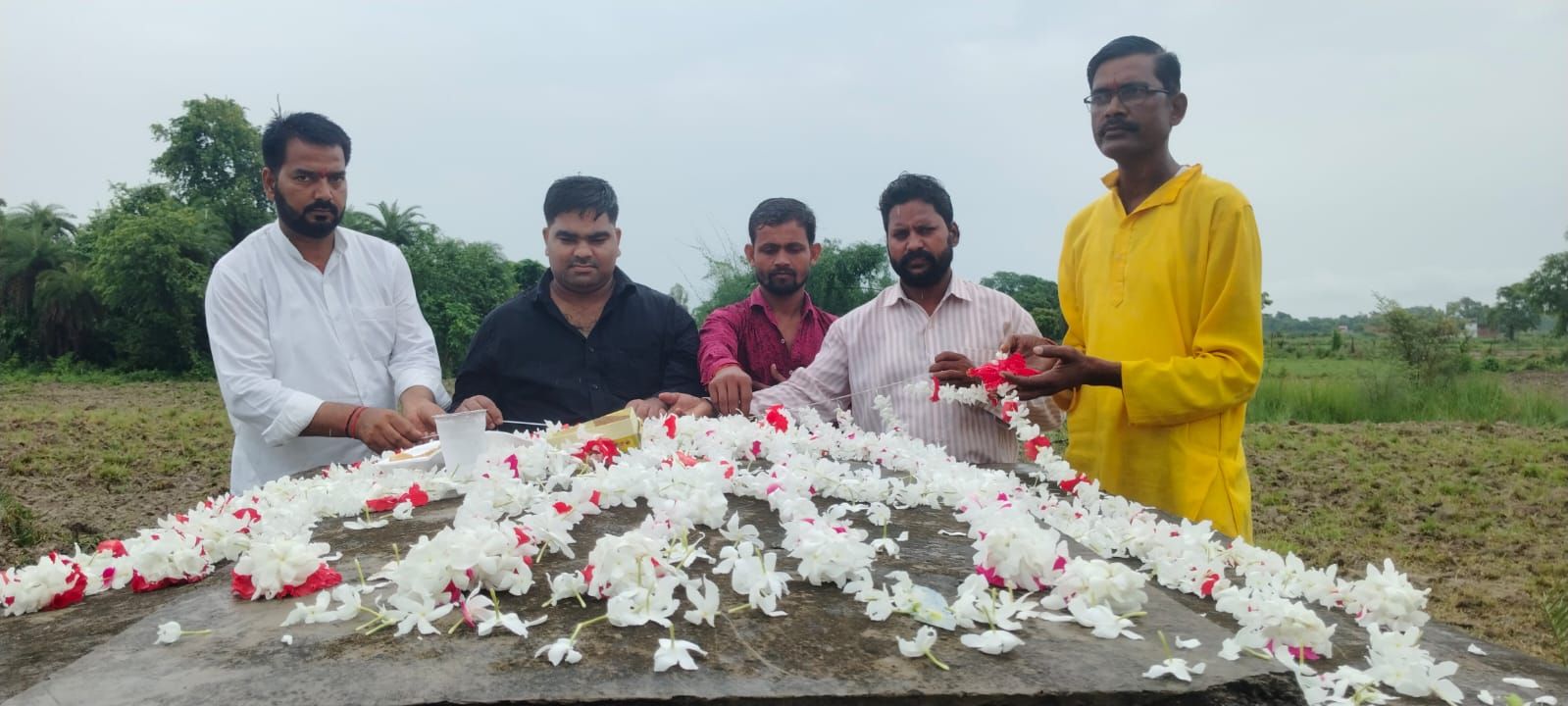 परसपुर : धीरेन्द्र प्रताप सिंह उर्फ बब्लू भैया की मनाई गई आठवीं पुण्यतिथि, समाधि स्थल पर दी गई श्रद्धांजलि 