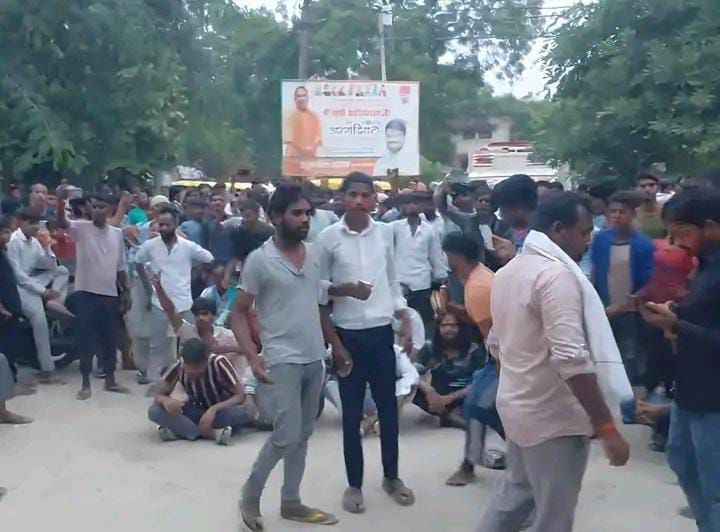 ट्रैक्टर-ट्रॉली की टक्कर से युवक की मौत, पिकअप के बोनट पर शव रखकर थाने पर दो घंटे किया प्रदर्शन, चालक पर मुकदमा दर्ज