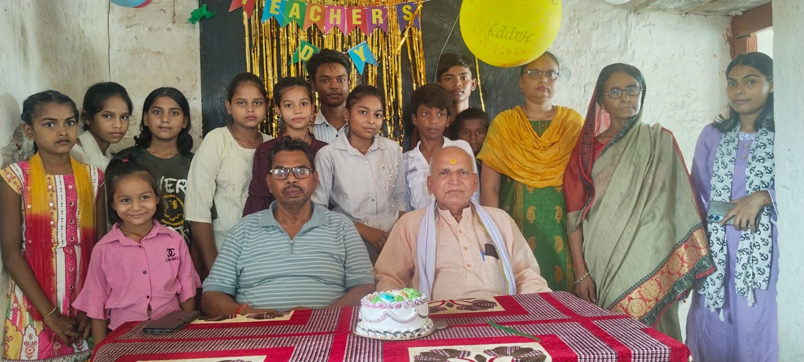 केक काटकर मनाया गया शिक्षक दिवस, शिक्षकों को कलम भेंटकर विद्यार्थियों ने सम्मान व्यक्त किया
