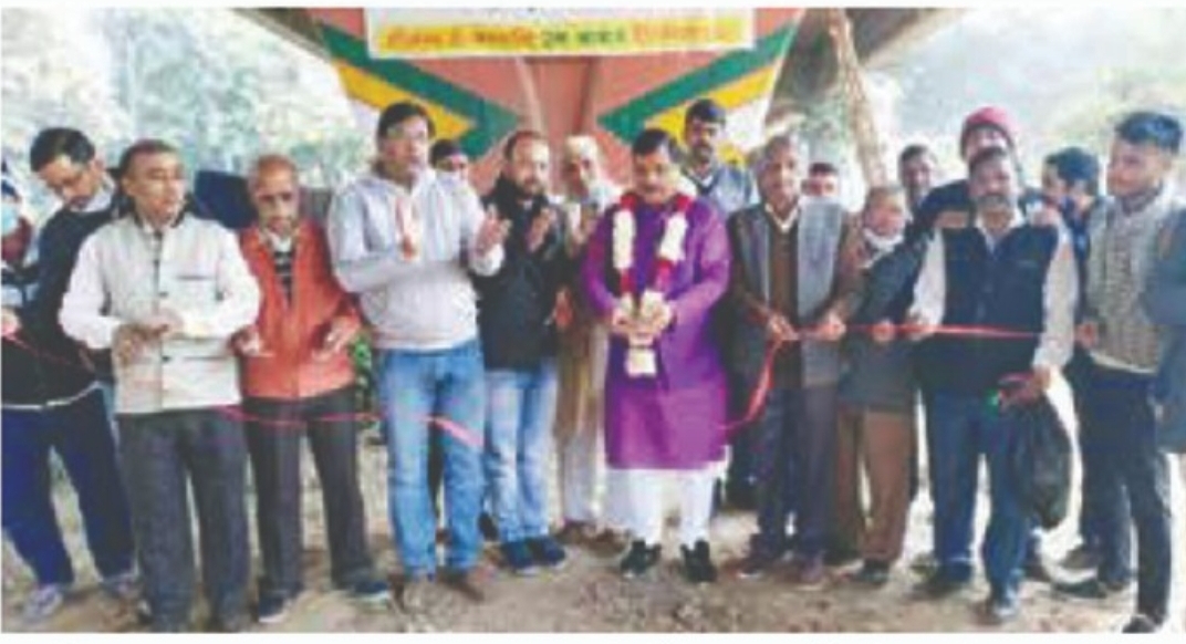 जनशक्ति एक आवाज ने बनाई नेकी की दीवार जिसमें लोगों से  कपड़े और सामग्री दान करने की अपील