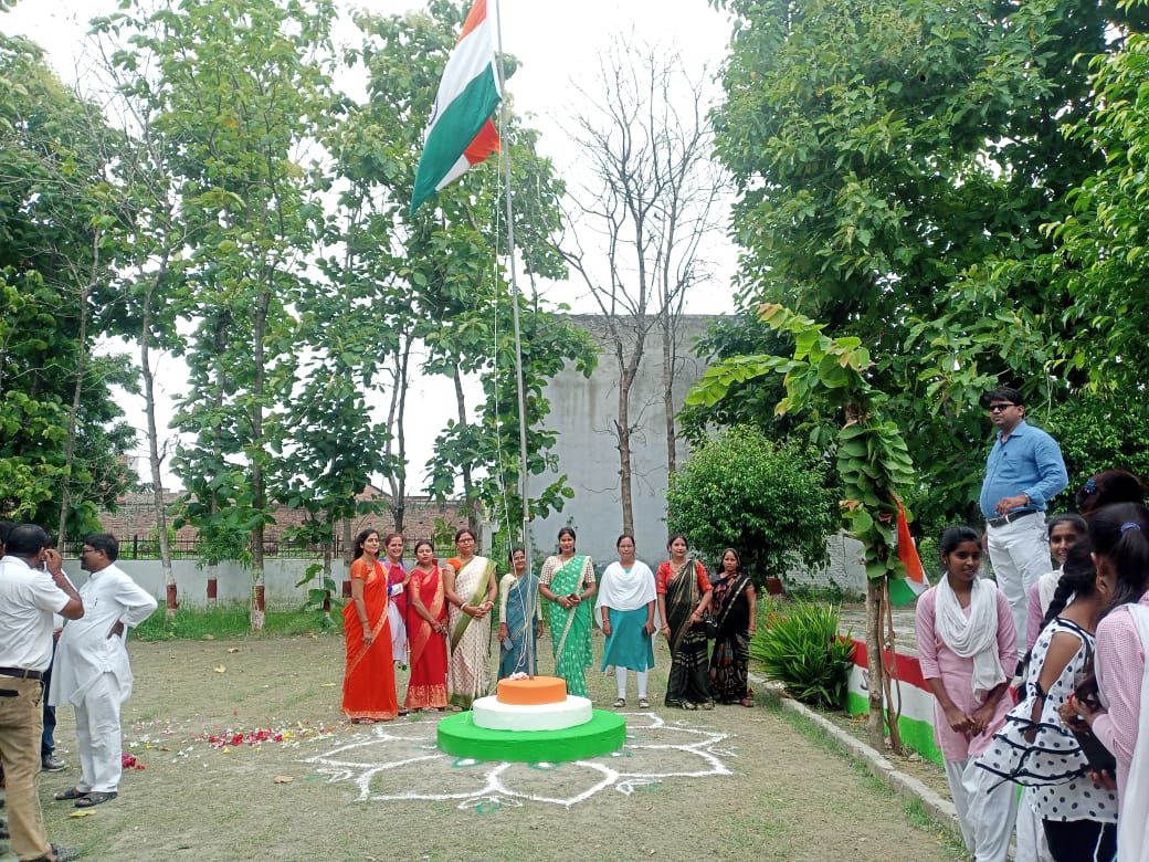 महाकवि तुलसीदास स्नातकोत्तर महाविद्यालय परसपुर में  15 अगस्त को   महाविद्यालय की प्राचार्या बीना सिंह द्वारा किया गया झंडारोहण।