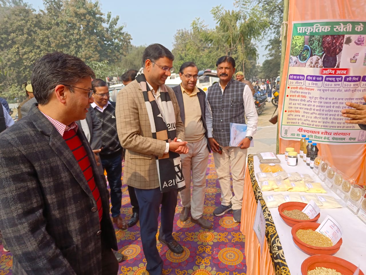 गोंडा : उत्तर प्रदेश दिवस का गांधी पार्क स्थित टाउन हॉल गोंडा में मंडलायुक्त ने किया उद्घाटन , सरकारी विभागों ने स्टॉल लगाकर दी योजनाओं की जानकारी
