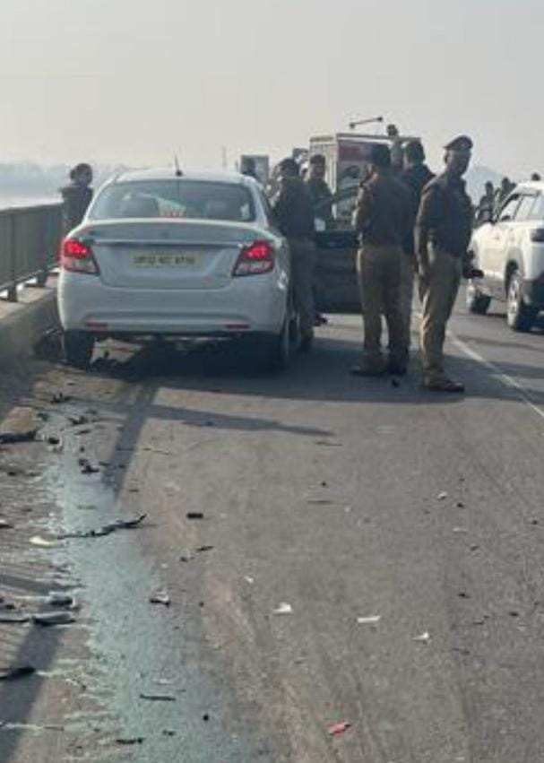 मारुति कार संख्या UP32KC8732 और मोटर साइकिल UP32ML5127 में जोरदार भिड़ंत