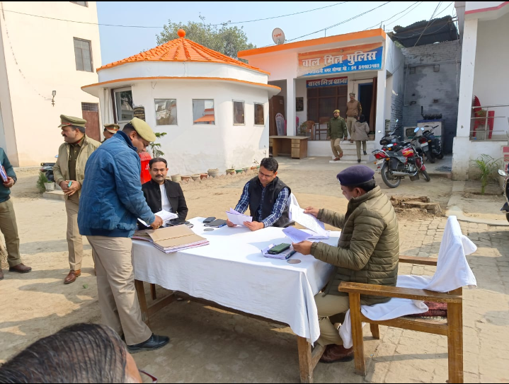 गोंडा : पुलिस अधीक्षक गोंडा आकाश तोमर के निर्देशन में जनपद के समस्त थानों पर किया गया थाना समाधान दिवस का आयोजन