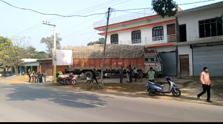 गोंडा : अनियंत्रित होकर ट्रक वाहन नारायण मैरिज हॉल में घुसा , बाल बाल टली दुर्घटना