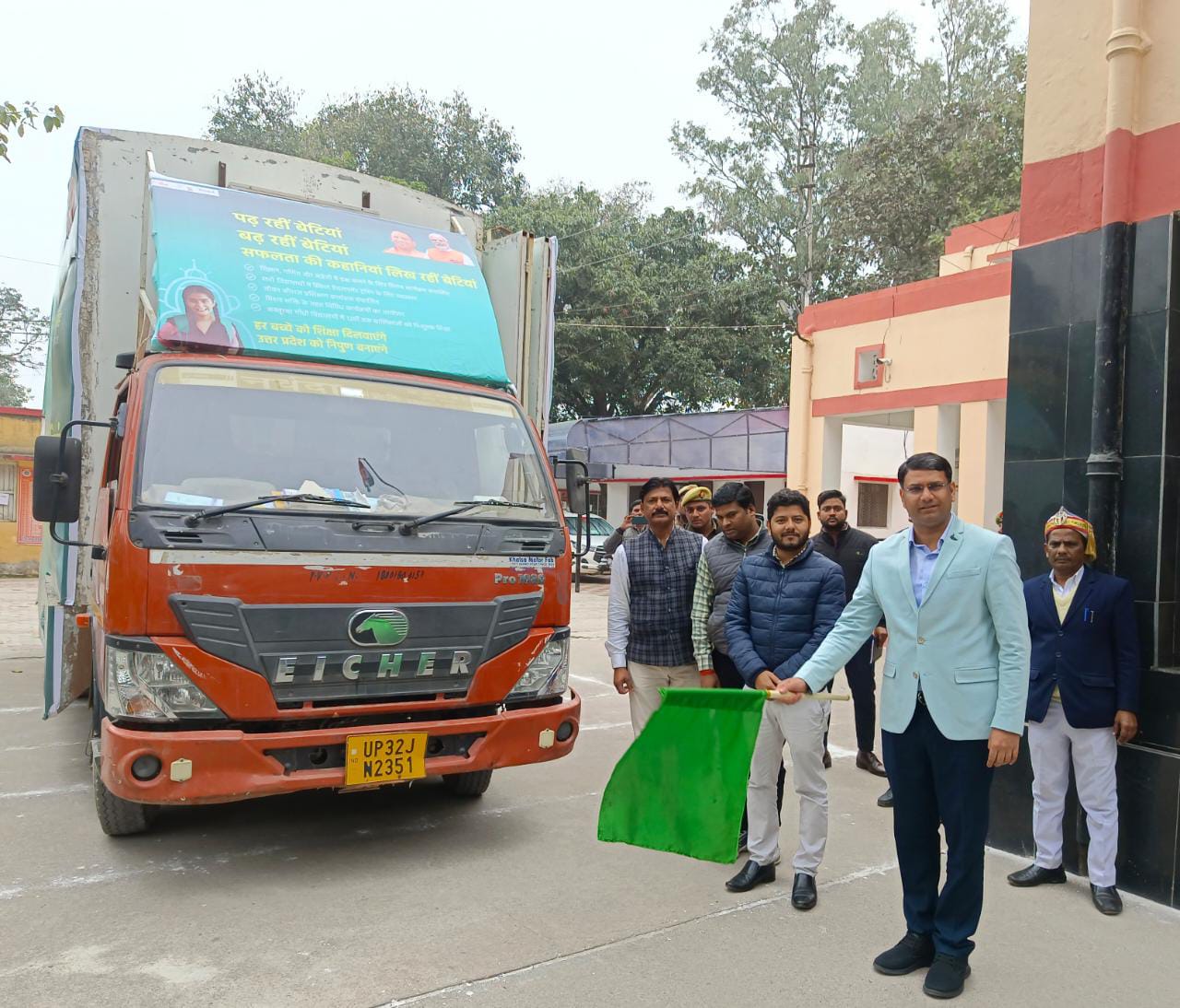 गोंडा : बेटियों के पढ़ाई के प्रति प्रचार एलईडी वैन को डीएम ने हरी झंडी दिखाकर किया रवाना