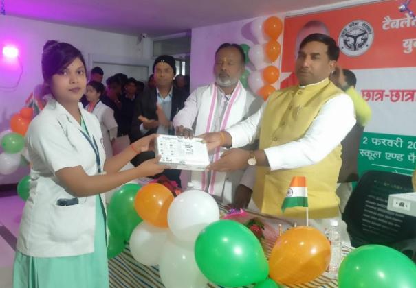 पैरामेडिकल कॉलेज में 50 से अधिक छात्राओं को लैपटाप व फोन वितरण