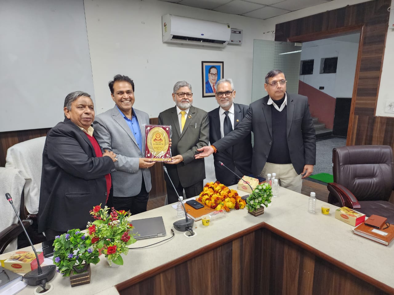 गाजियाबाद बार एसोसिएशन के तत्वावधान में वाणिज्य कर भवन के कान्फ्रेंस हाल में बजट पर विस्तृत चर्चा