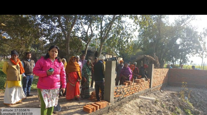 गोंडा : एपीओ पूनम शुक्ला ने मनरेगा के तहत कंपोजिट विद्यालय लोहंगपुर में हो रहे बाउंड्री वाल के निर्माण कार्य के गुणवत्ता का किया निरीक्षण