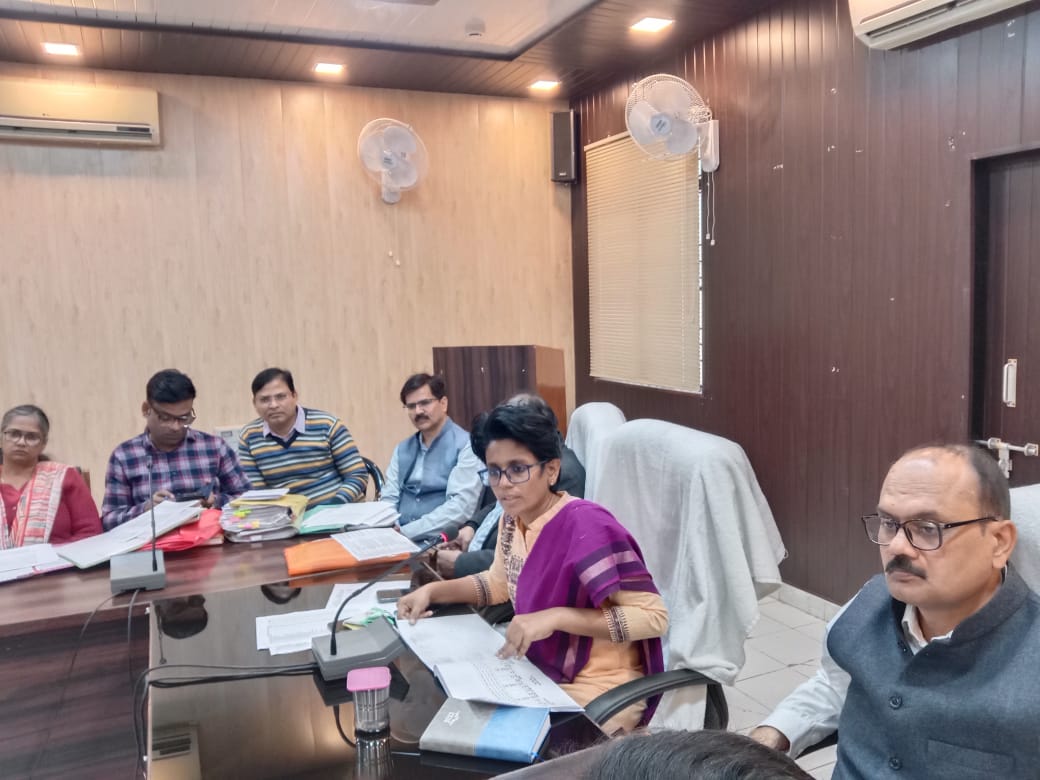 मुख्य विकास अधिकारी की अध्यक्षता में शासन की सर्वोच्च प्राथमिकता वाले विकास<br>कार्यक्रमों के अन्तर्गत प्रधानमंत्री, मुख्यमंत्री आवास एवं पेंशन आदि से सम्बन्धित<br>कार्यो की प्रगति बारे में ली जानकारी