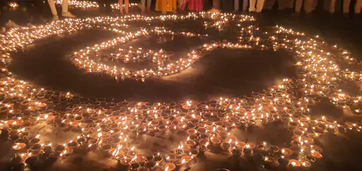महादेव का महापर्व:उज्जैन में 18 लाख से ज्यादा दीये जलाने का वर्ल्ड रिकॉर्ड; काशी और महाकाल में सात-सात लाख भक्तों ने किए दर्शन