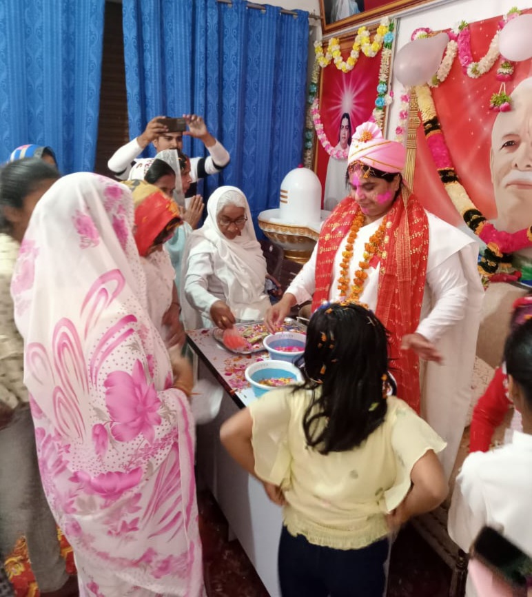 गोंडा : प्रजापिता ब्रह्माकुमारी ईश्वरीय विश्वविद्यालय परसपुर में बड़े ही धूमधाम के साथ परंपरागत तरीके से शिवबाबा के दरबार में भक्तों ने खेली होली