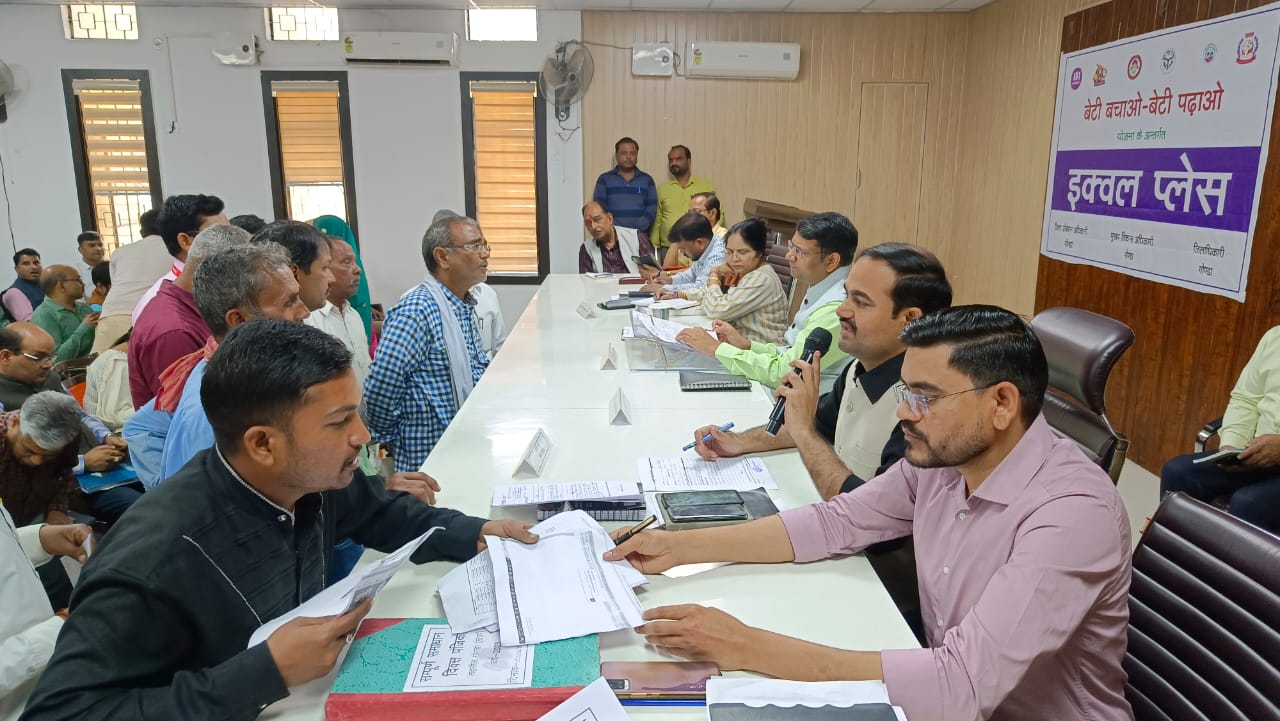 डीएम व एसपी ने तहसील सदर गोण्डा में आयोजित सम्पूर्ण समाधान दिवस में फरियादियों की सुनी समस्याए
