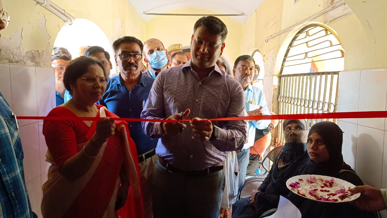 विशेष टीकाकरण पखवाड़ा के अवसर पर जिला महिला अस्पताल में फीता काटकर एवं बच्चों को दवा पिलाकर कार्यक्रम का शुभारंभ करते हुए जिलाधिकारी महोदय.