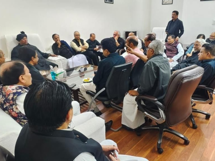 संसद सत्र के हंगामे के बीच विपक्ष ने काली पोशाक पहनकर किया विरोध प्रदर्शन