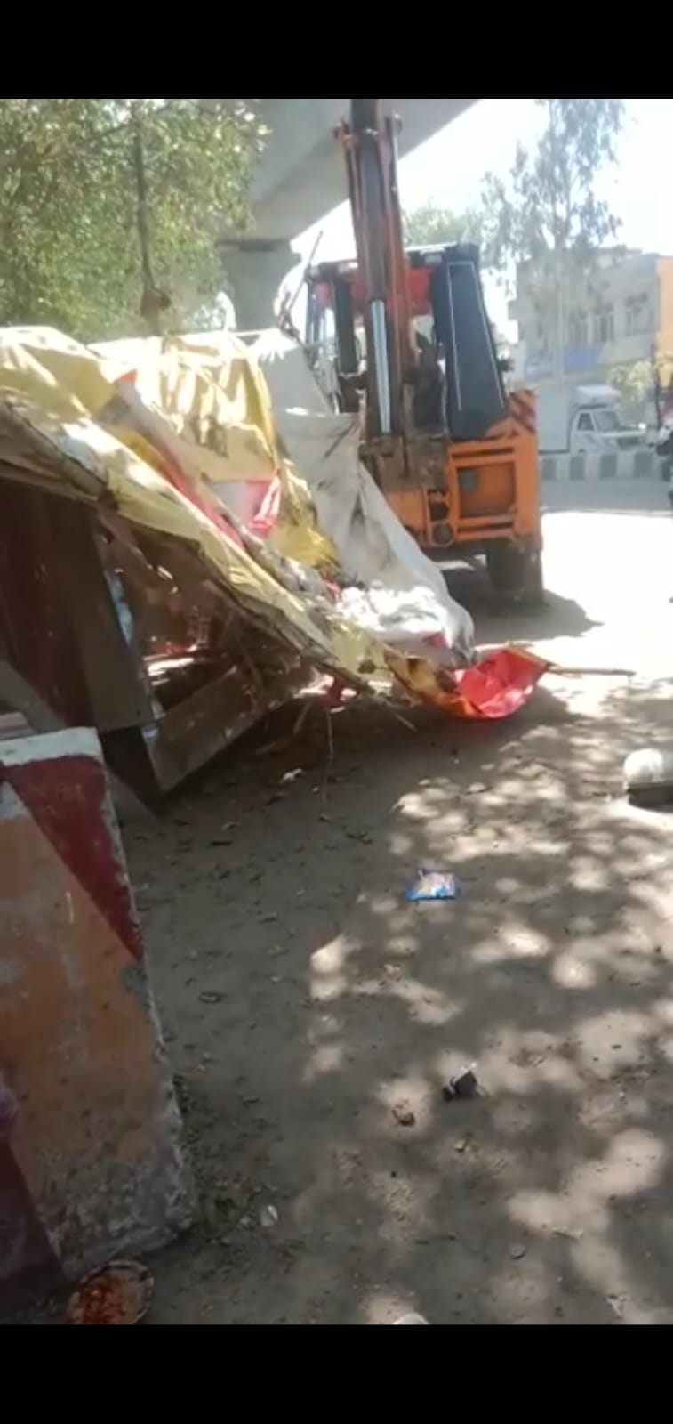 गाजियाबाद में  बिना नोटिस दिए गरीब दुकानदारों का खोखा गिरा दिया।