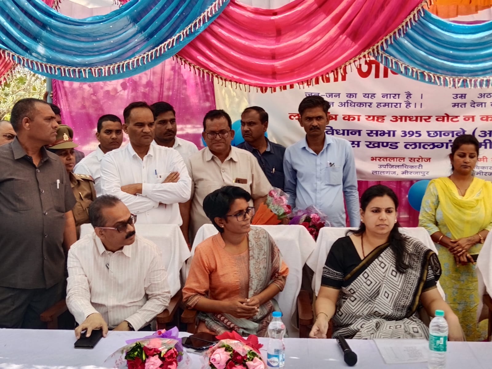 <em>मतदाता जागरूकता रैली को जिलाधिकारी व सीडीओ द्वारा दिखाया गया हरी झंडी</em>