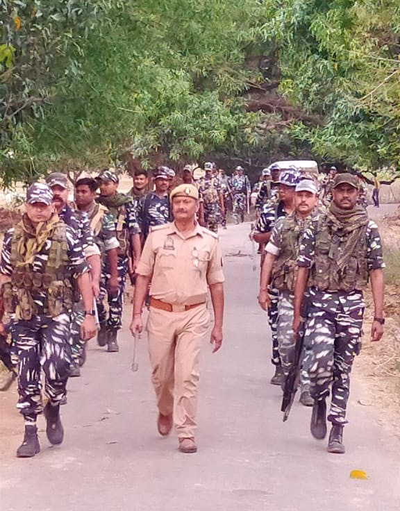 पुलिस अधीक्षक मीरजापुर के निर्देशन में विधानसभा छानबे उप निर्वाचन–2023 को सकुशल सम्पन्न कराने के दृष्टिगत छानबे विधनासभा क्षेत्रांतर्गत पर्याप्त पुलिस बल व केन्द्रीय सशस्त्र पुलिस बल के साथ किया गया एरिया डॉमिनेशन/फ्लैग मार्च