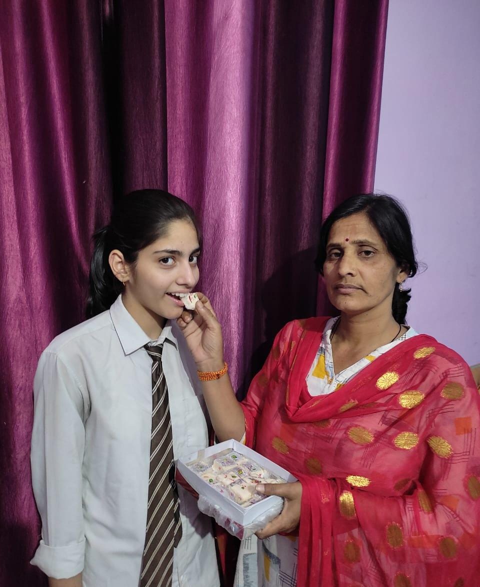 गोंडा : इशिता सिंह ने इंटर की परीक्षा में सर्वाधिक अंक हासिल कर जिले में लहराया परचम