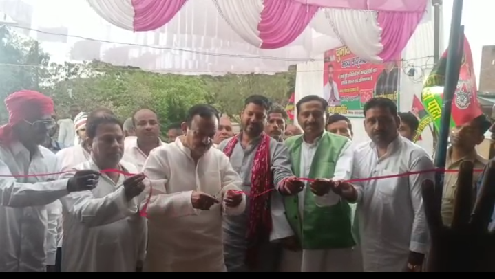 गोंडा : पूर्व मंत्री योगेश प्रताप सिंह ने चुनाव कार्यालय का फीता काटकर किया भव्य उद्घाटन