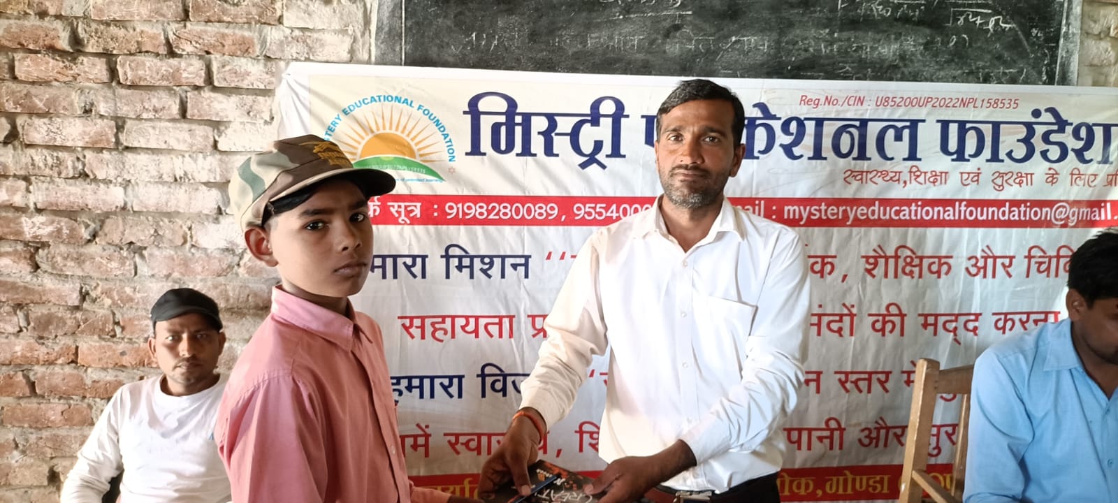 गोंडा : मिशन दीक्षा के तहत नौनिहालों को एजुकेशन किट का किया गया वितरण