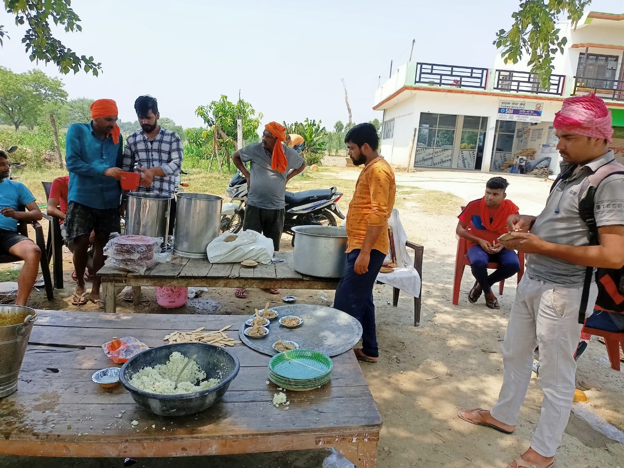गोंडा : ज्येष्ठ मास के दूसरे बड़े मंगलवार को हुआ भंडारे का आयोजन