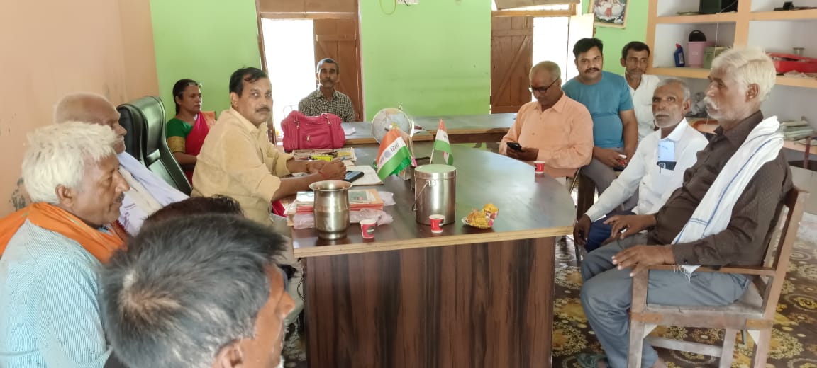 गोंडा : प्रबंध समिति के अध्यक्ष धर्मपाल शुक्ला की अध्यक्षता में अध्यापक और अभिभावक की हुई बैठक