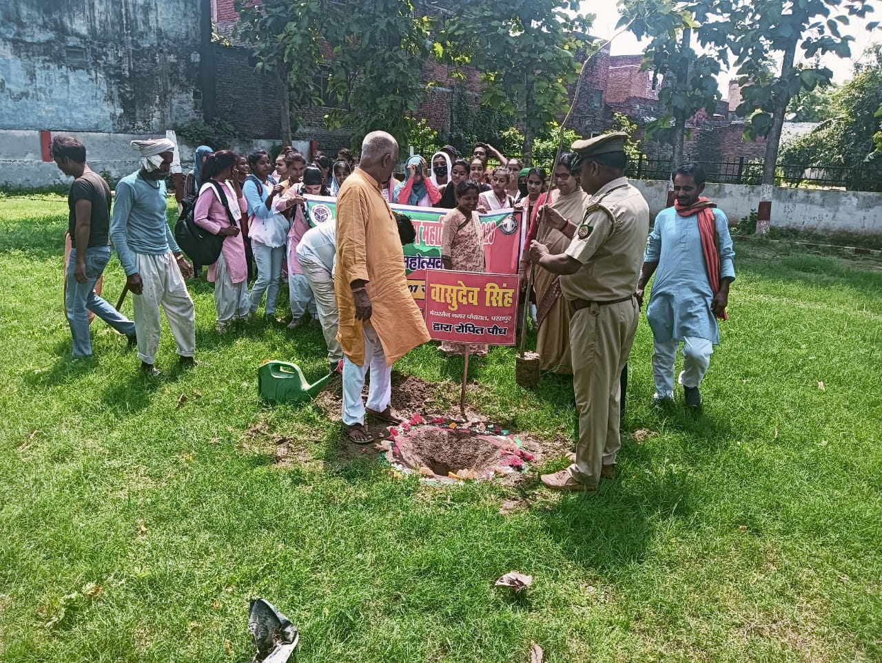 गोंडा: वन महोत्सव अभियान के अंतर्गत इंटर कॉलेज एवं महाविद्यालय में किया गया वृक्षारोपण