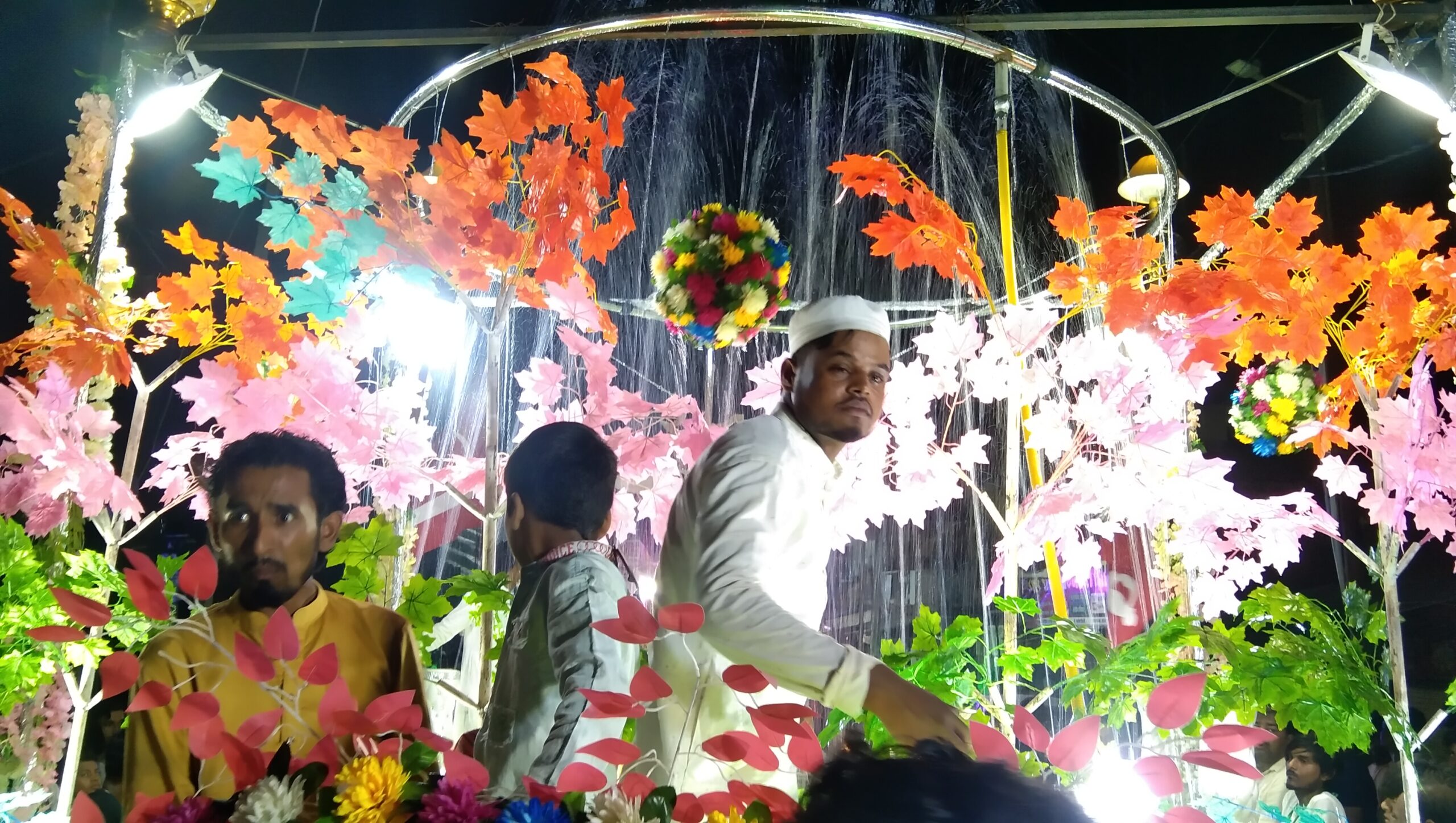 गोंडा : परसपुर कस्बे में बुधवार की देर रात्रि को अकीदत के साथ निकला मोहर्रम सातवीं का जुलूस