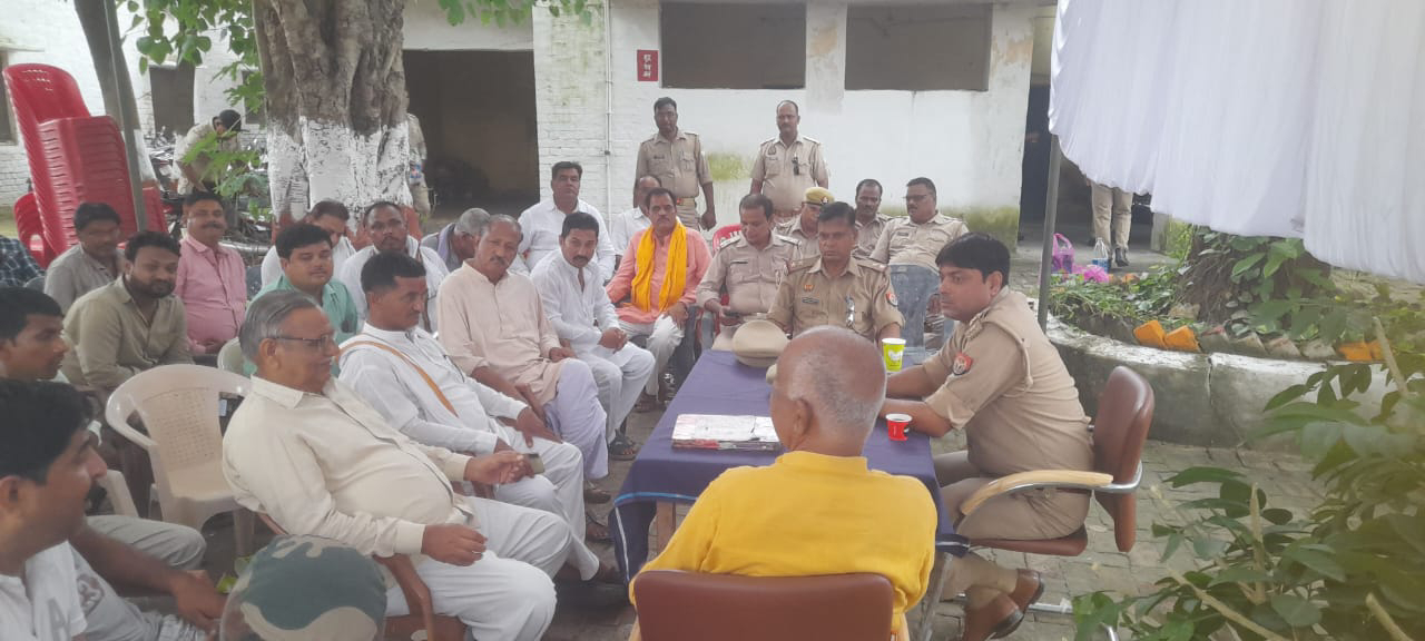 गोंडा: नवागत थानाध्यक्ष शेषमणि पांडेय ने क्षेत्र के ग्राम प्रधान व गणमान्य जनों के साथ की औपचारिक बैठक