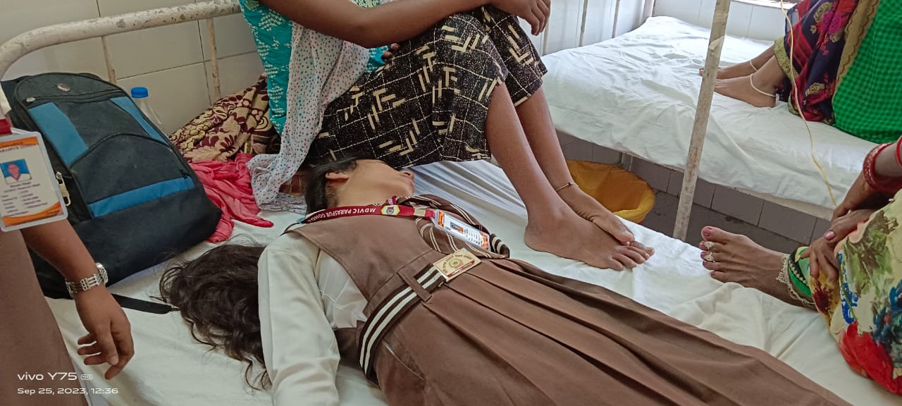 गोंडा : महर्षि दयानंद वैदिक इंटर कॉलेज में कक्षा 11वीं की छात्रा लक्ष्मी सिंह पढ़ाई के दौरान हुई बेहोश