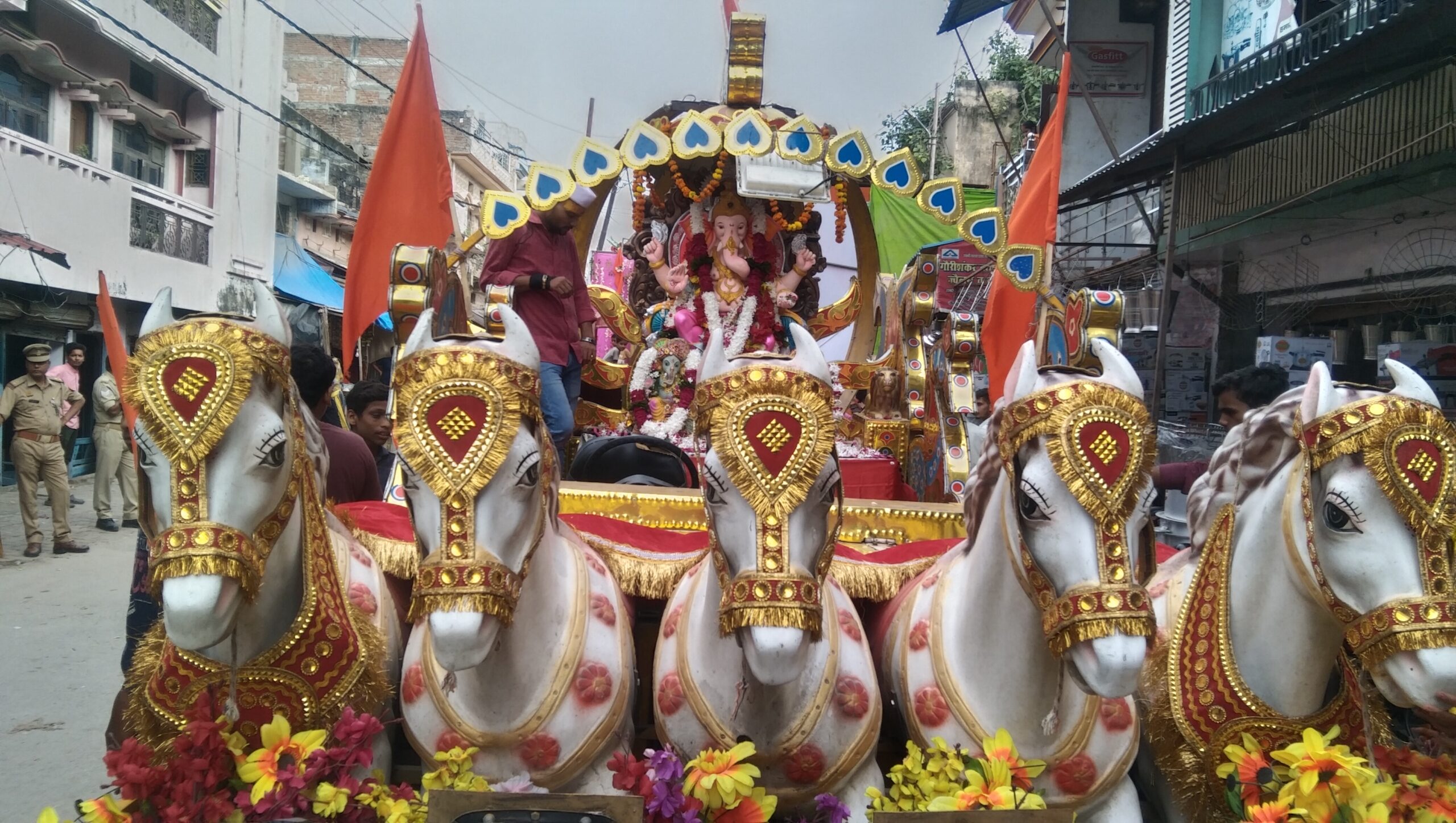गोंडा : धूमधाम से संपन्न हुआ देर रात्रि गणेश प्रतिमा का विसर्जन