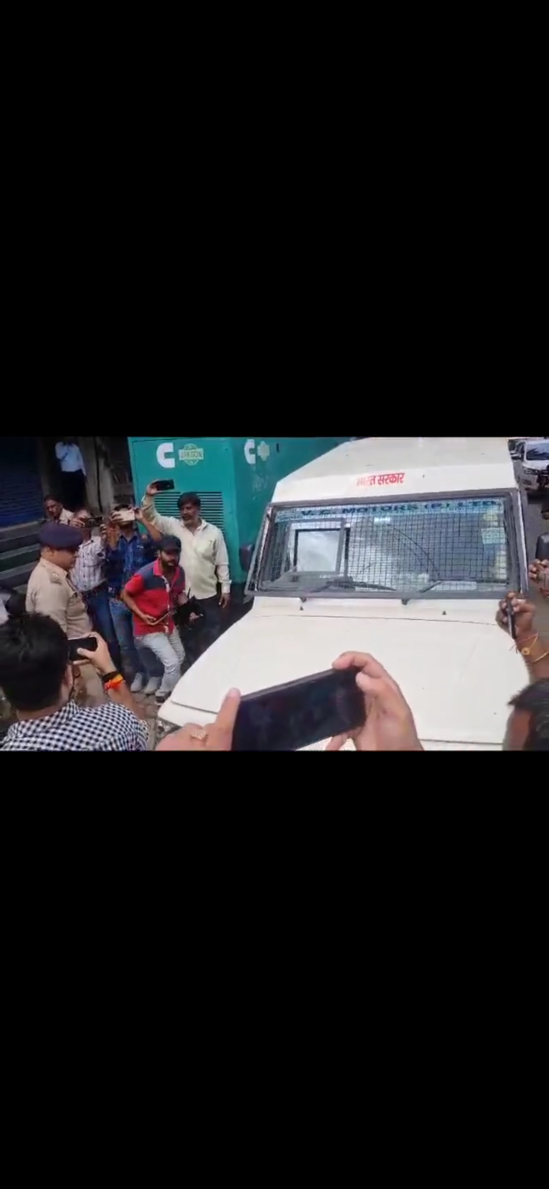 मोटर साइकिल पर सवार चार बदमाशों द्वारा कैश वैन से लूट की,गार्ड को मारी गोली...