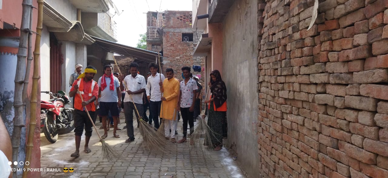 गोंडा : स्वच्छता पखवाड़ा के तहत दलित बस्ती में जनसंपर्क कर किया सफाई अभियान