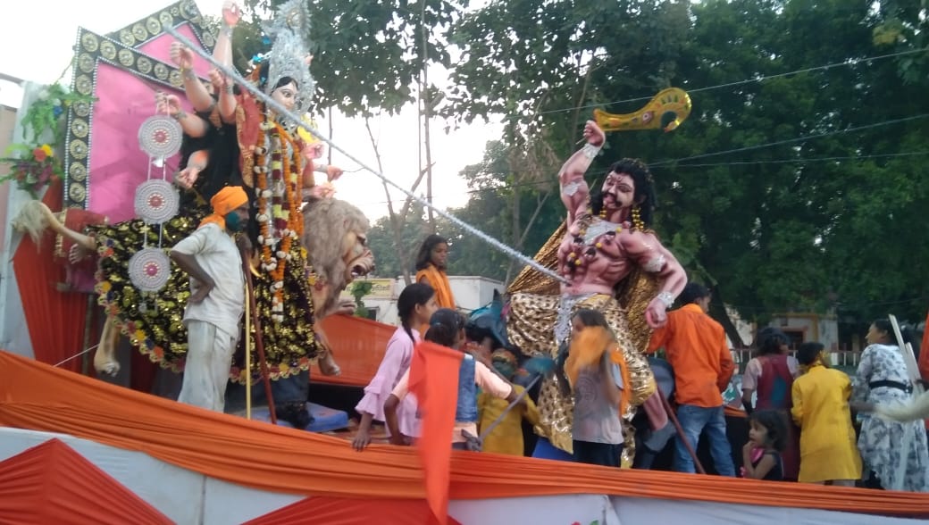 गोंडा : परसपुर नगर में श्रद्धालुओं ने हर्षोल्लास पूर्वक सरयू नदी में मां दुर्गा की प्रतिमा का देर रात्रि किया विसर्जन