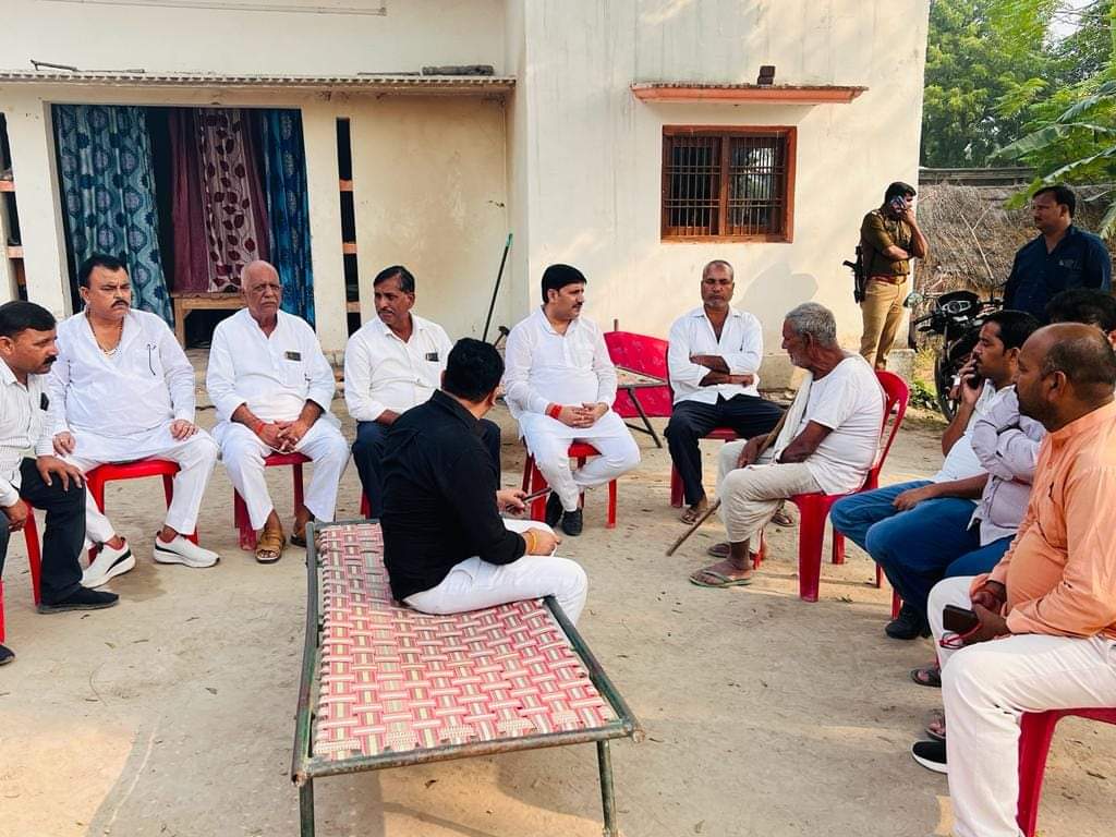 गोंडा: दीपक पांडेय के घर पहुंचे विधायक , शोकाकुल परिवार को बंधाया ढांढस