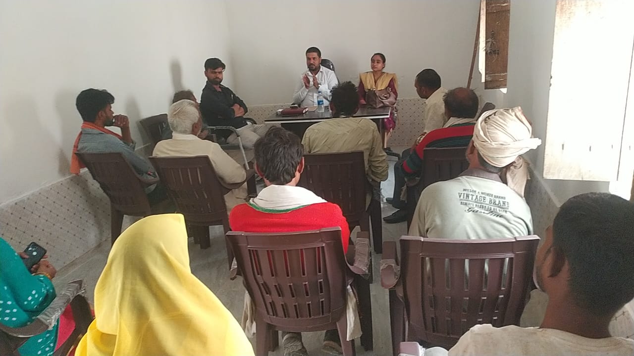 गोंडा : ग्राम पंचायत विकास योजना की खुली बैठक पंचायत सचिव सत्येंद्र सिंह के नेतृत्व में आयोजित की गई