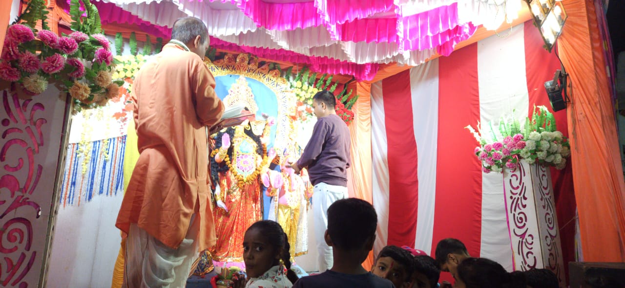 गोंडा : विधायक के प्रतिनिधि इतेंद्र सिंह गुड्डू ने लक्ष्मी पूजा कार्यक्रम में उपस्थित होकर पूजा अर्चना कर आरती में हुए सम्मिलित