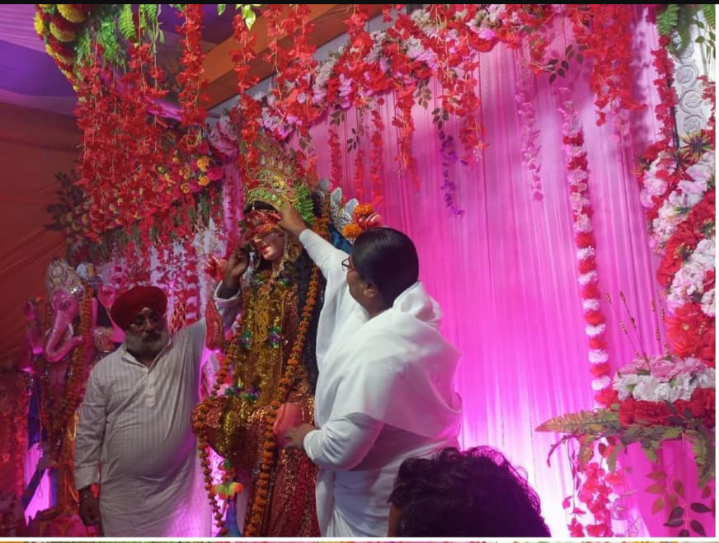 गोंडा : जोगिंदर सिंह जॉनी व प्रजापिता ब्रह्माकुमारी ईश्वरीय विश्वविद्यालय परसपुर शाखा की संचालिका अनामिका बहन के कर कमलों द्वारा मातारानी का पट खोलकर किया आरती