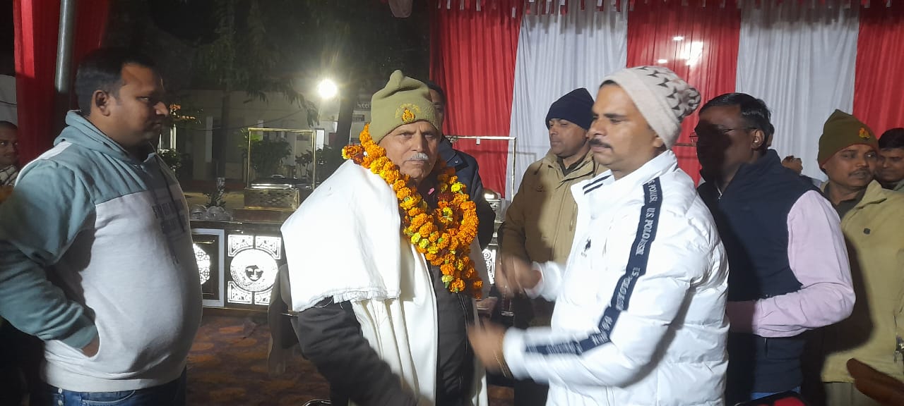 गोंडा : परसपुर थाना में तैनात सेवानिवृत्त पुलिसकर्मियों व होमगार्ड जवान को दी गई भावभीनी विदाई