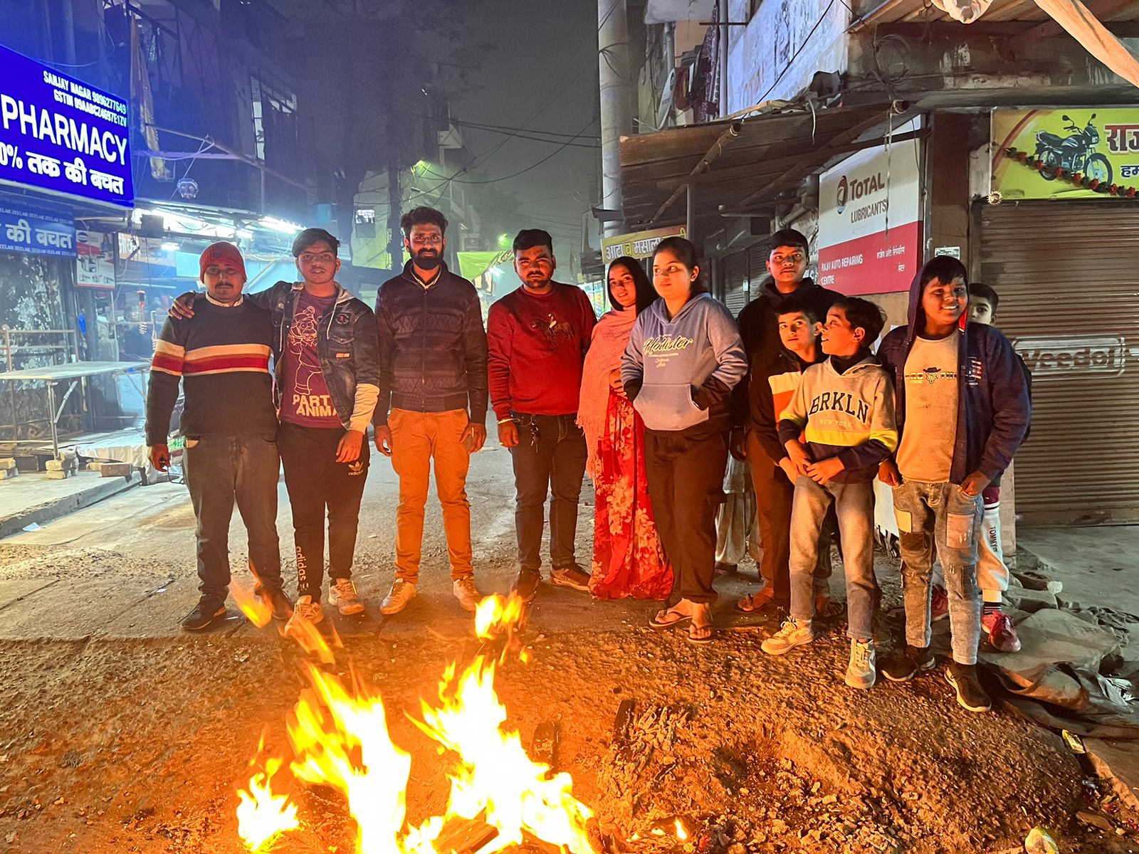 सभी भाइयो बहनो को लोहड़ी कि बहुत बहुत हार्दिक शुभकामनाएं,हर  वर्ष की भाँति इस वर्ष भी पावन पर्व लोहडी को बहुत धूम धाम से मनाया गया,समस्त मानवता एक संगठन के साथियो के साथ इस पावन पर्व पर सभी को प्रसाद स्वरूप तिल,गुर् आदि लोरी माता में समर्पित कर सभी के कुशल क्षेम की कामना की गयी और परमात्मा से प्रार्थना है सभी रोग मुक्त रहे और सभी मानवता साथियो ने प्राण लिया हम सभी त्योहार सात्विकता से मनाएंगे इस पावन पर्व की सुन्दर रूप रेखा अमन अरोरा जी ने रखते हुए सभी को आमंत्रित करके एक जगह एकत्रित करकर पूरे जोश के साथ लोहरी को मनाया गया, जो सामाजिक समरस्ता भाईचारा का सदा सर्वदा सन्देश देता आया है, इसी कड़ी में 2024 की लोहड़ी एक नयी कड़ी होगी.