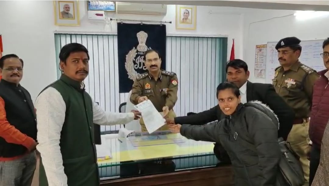 मिर्जापुर में पत्रकारों पर उत्पीड़न के संबंध में अक्रोशित पत्रकारों द्वारा आज पुलिस उप महानिरीक्षक को सौंपा ज्ञापन और निष्पक्ष रूप से जांच करने की मांग किया गया