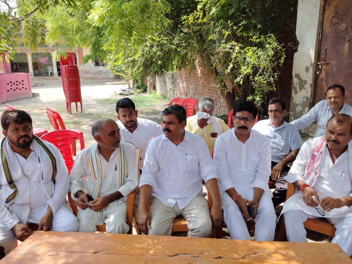 गोंडा : कांग्रेस प्रतिनिधिमंडल ने ओमप्रकाश सिंह की हत्या के पीड़ित परिवार से की मुलाकात
