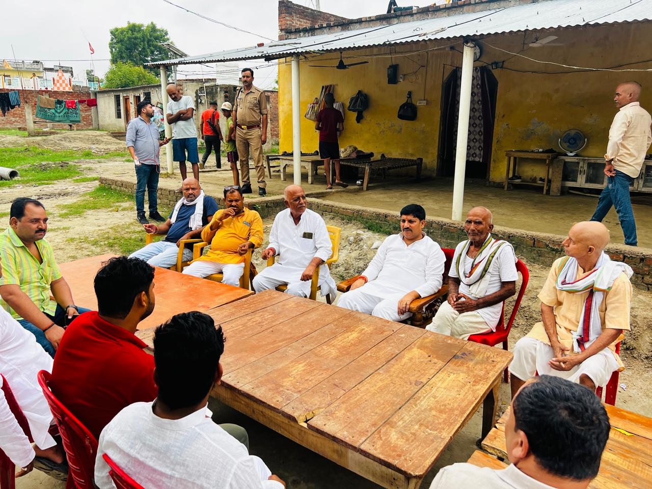 गोंडा : करनैलगंज विधायक अजय सिंह ने शोक संतप्त परिजनों से मिलकर ढांढस बंधाया