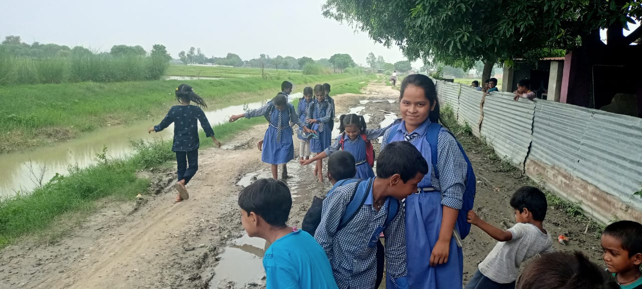 गोंडा : गुरेटी ग्राम पंचायत की सड़क की बदहाली से ग्रामीणों को हो रही कठिनाई