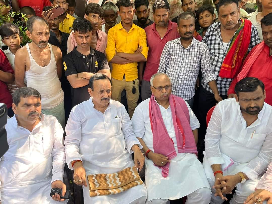 गोंडा : ओमप्रकाश सिंह की हत्या से आक्रोश, गिरफ्तारी की मांग पर अड़े रहे स्वजन