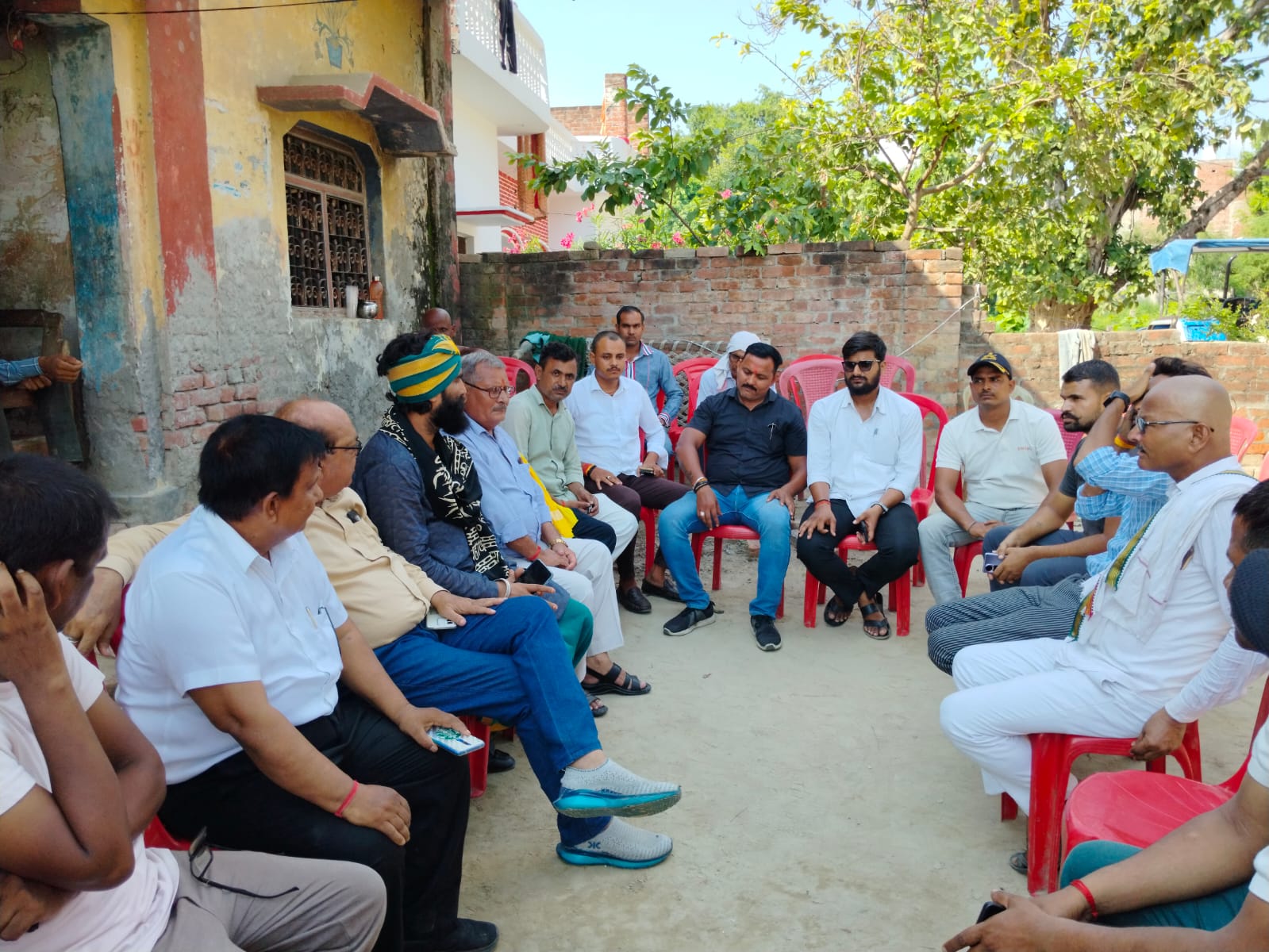गोंडा : राजा टोला हत्याकांड: अवधकेशरी सेना प्रमुख ओमप्रकाश सिंह के परिजनों से मिले, 11 हजार रुपए की दी आर्थिक मदद
